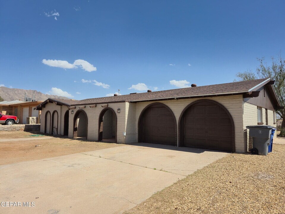 6644 Mariposa Dr in El Paso, TX - Building Photo