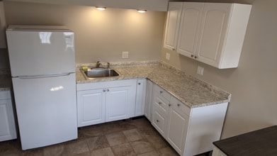 27 W Hill Terrace in Naugatuck, CT - Foto de edificio - Building Photo