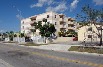 Montego Bay Condominiums in Hialeah, FL - Building Photo - Building Photo