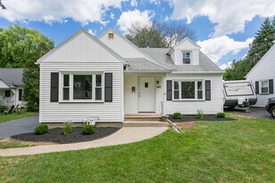 142 Shorewood Dr in Irondequoit, NY - Building Photo