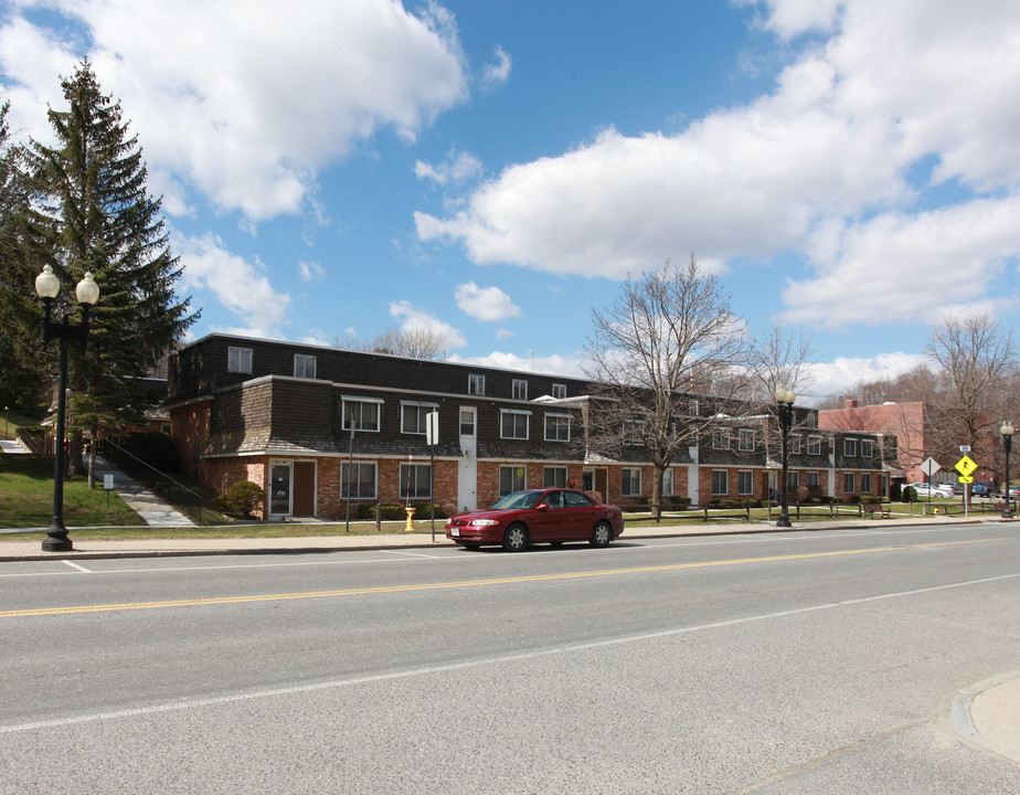 4 Columbia St in Adams, MA - Foto de edificio