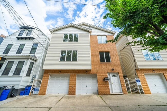 352 Ogden Ave. in Jersey City, NJ - Building Photo - Building Photo