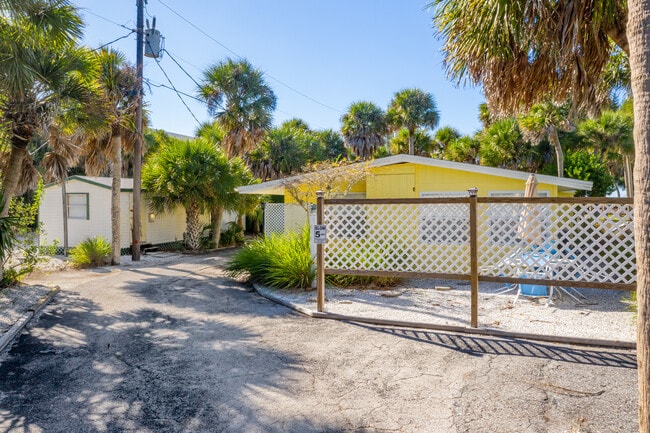 2550 N Beach Rd in Englewood, FL - Foto de edificio - Building Photo
