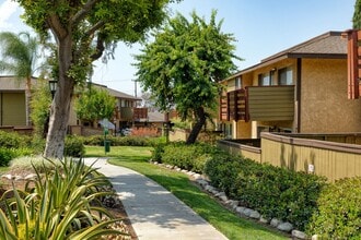 Foothill Village Apartments in Pomona, CA - Foto de edificio - Building Photo