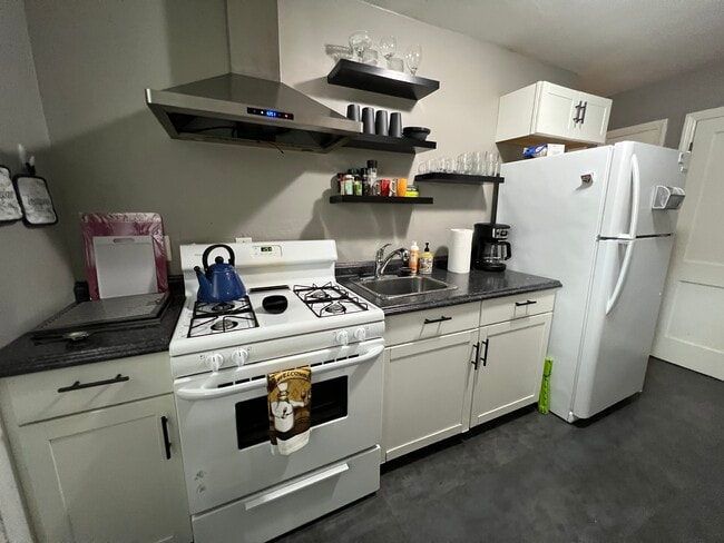 4622 Cass St, Unit #26 in Omaha, NE - Building Photo - Building Photo