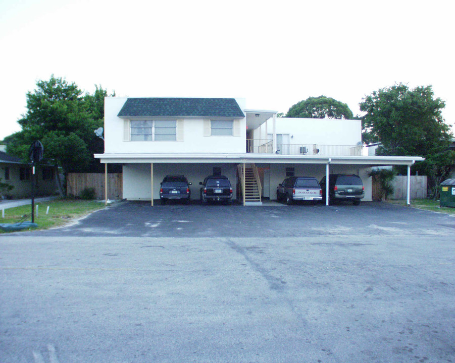 2965 Los Altos Dr in Belleair Bluffs, FL - Foto de edificio