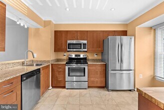 6302 Mary Todd Ct in Centreville, VA - Foto de edificio - Building Photo
