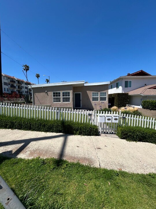 746 W 27th St in Los Angeles, CA - Building Photo