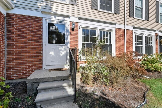 1340 Kings Cove Dr E in Rochester Hills, MI - Foto de edificio - Building Photo