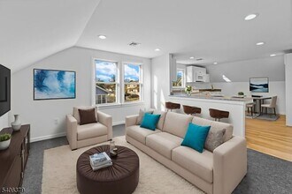 43 Hillcrest Ave in Franklin Township, NJ - Foto de edificio - Building Photo