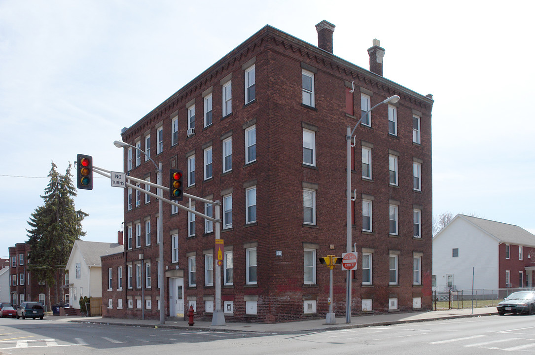 354 Hampden St in Holyoke, MA - Building Photo