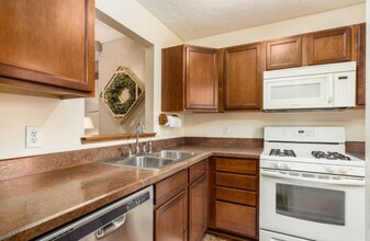 1601 Holland Dr in Hilliard, OH - Building Photo - Building Photo