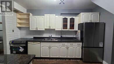 15 Nicklaus Dr in Hamilton, ON - Building Photo - Building Photo