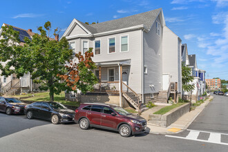 655 Cross St, Unit #1 in Malden, MA - Foto de edificio - Building Photo