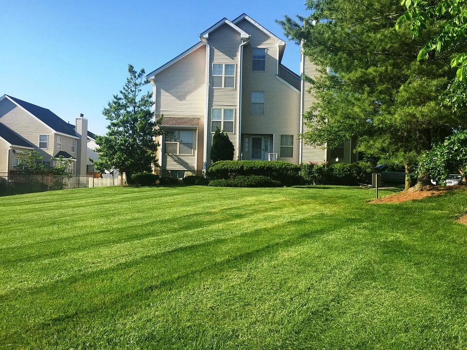 137 Salem Rd in North Brunswick, NJ - Building Photo