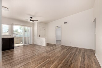 5946 W Rose Ln in Glendale, AZ - Building Photo - Building Photo