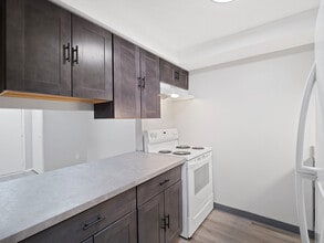Pinegrove Apartments in Elyria, OH - Foto de edificio - Building Photo