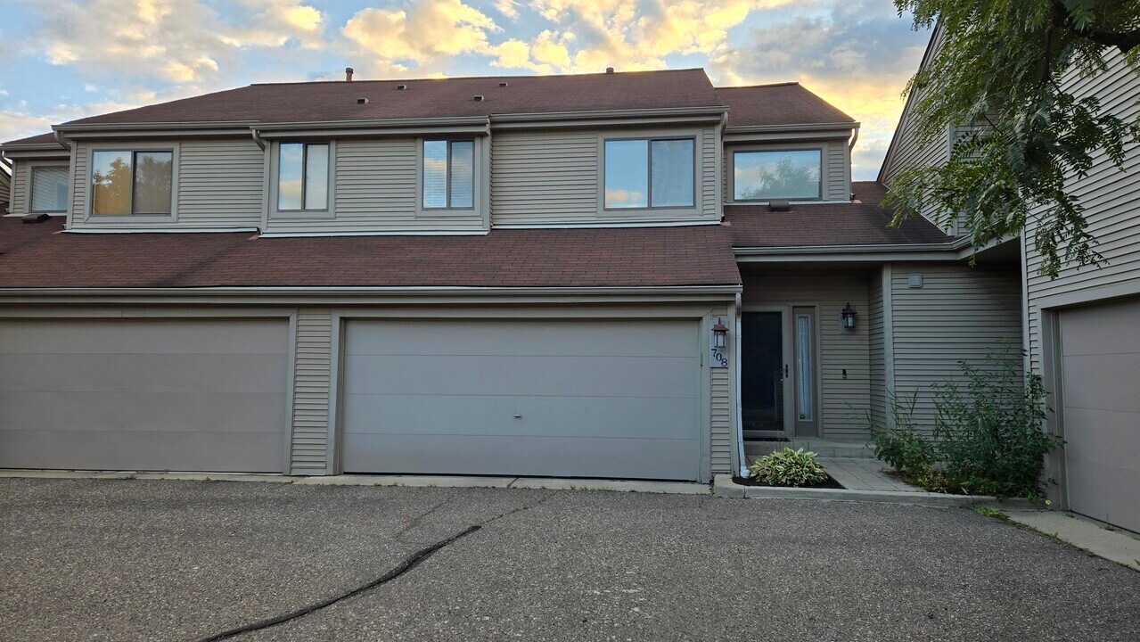 708 Preston Ct in Rochester Hills, MI - Foto de edificio