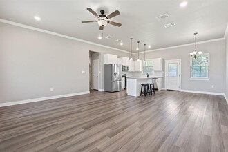 103 W Tomlinson St in Florence, TX - Building Photo - Building Photo