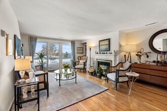 126 Merrimac St in Newburyport, MA - Building Photo - Building Photo