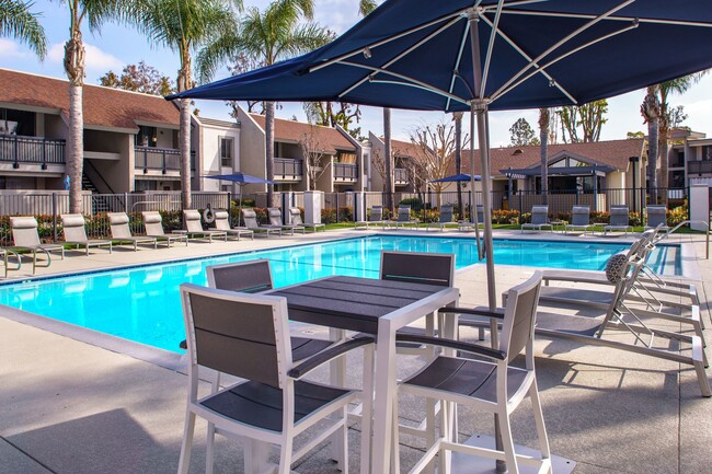 Surf House Apartments in Huntington Beach, CA - Building Photo - Building Photo