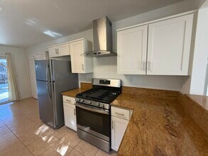 1203 Caricia Dr in Davis, CA - Foto de edificio - Building Photo