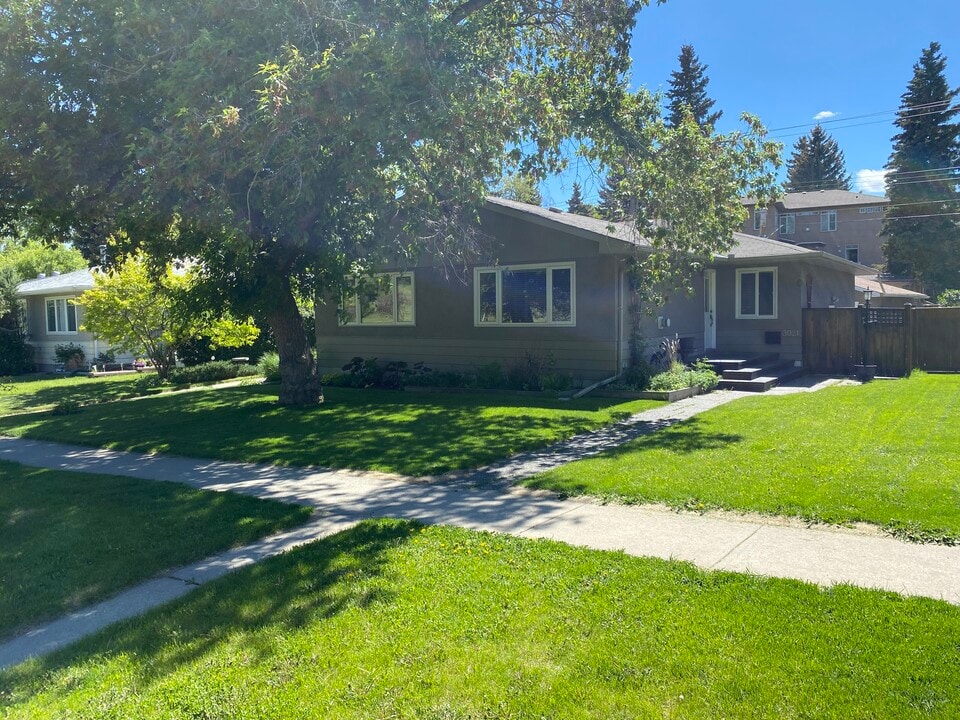 3021 10 St NW in Calgary, AB - Building Photo