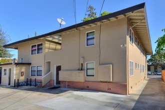 Redwood Manor Apartments in Redwood City, CA - Building Photo - Building Photo