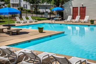 Lakefield Mews Apartments and Townhomes in Richmond, VA - Foto de edificio - Building Photo