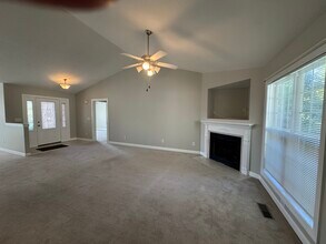 155 Presnell Ct in Whispering Pines, NC - Foto de edificio - Building Photo