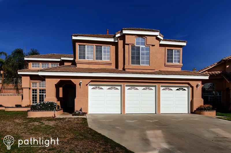 16376 High Bluff Ct in Riverside, CA - Foto de edificio