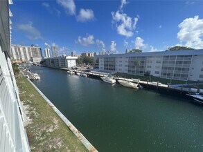 3750 NE 170th St, Unit 400 in North Miami Beach, FL - Foto de edificio - Building Photo