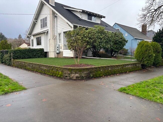 3705 N Longview Ave, Unit A in Portland, OR - Building Photo - Building Photo