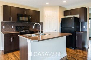 6833 Cardinal Link SW in Edmonton, AB - Building Photo