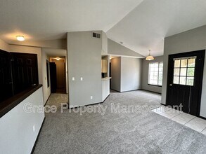 8757 E Dry Creek Rd in Centennial, CO - Foto de edificio - Building Photo