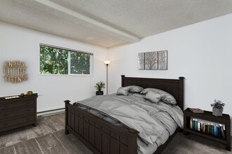 Indian Hills Apartments in Portland, OR - Building Photo - Building Photo