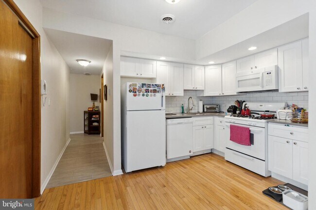 734 S 4th St-Unit -2R in Philadelphia, PA - Building Photo - Building Photo