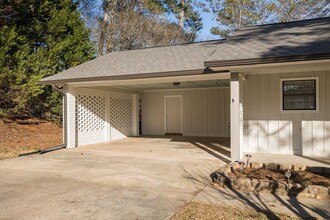 1061 Carriage Hill Rd in Watkinsville, GA - Foto de edificio - Building Photo