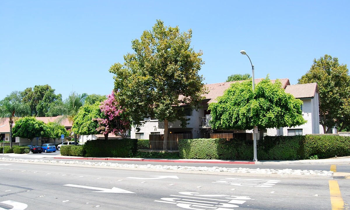 Mountain Vista Apartments in Azusa, CA - Foto de edificio