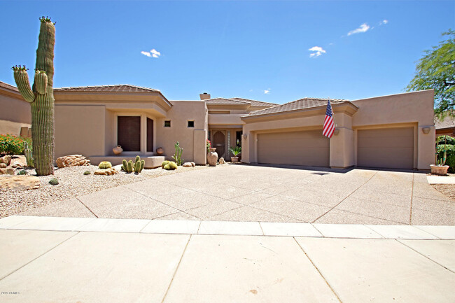 6469 E Amber Sun Dr in Scottsdale, AZ - Foto de edificio - Building Photo