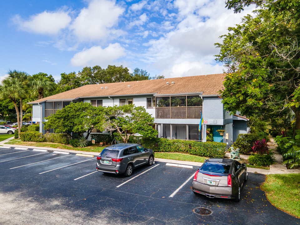 Lakeview Club in Oakland Park, FL - Foto de edificio