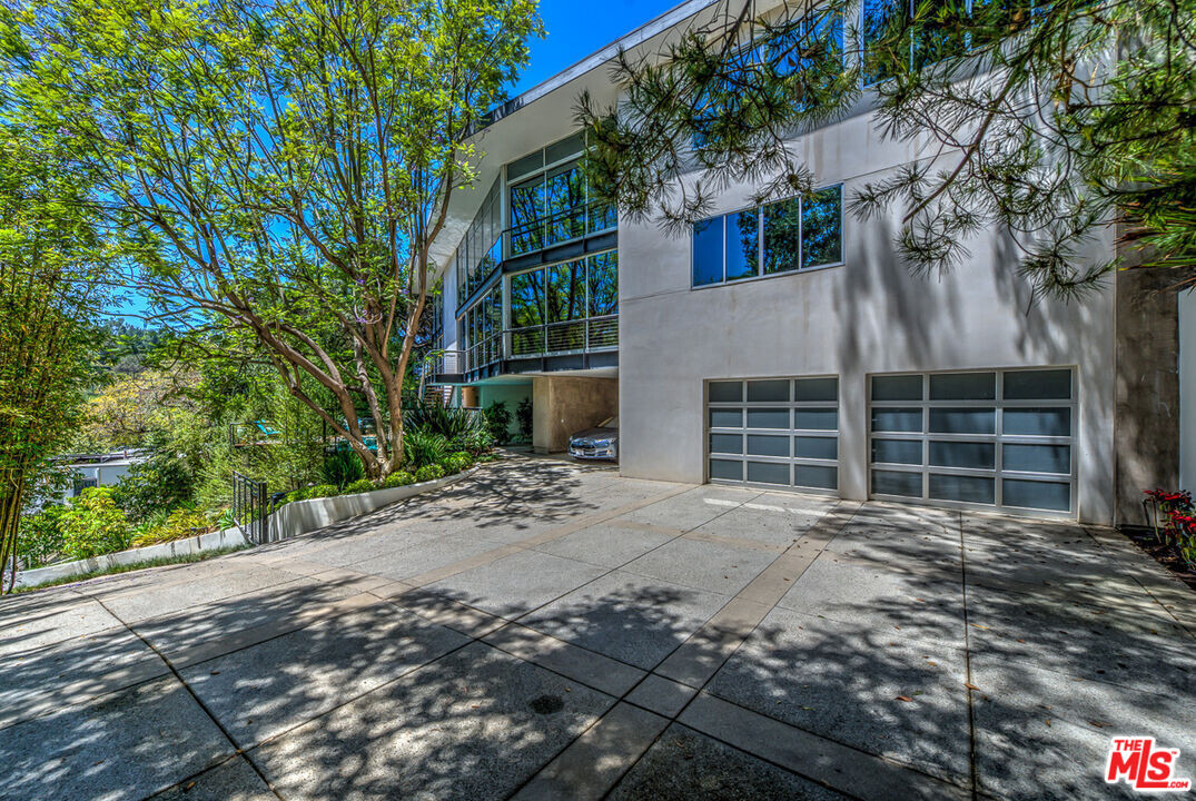 2207 Bowmont Dr in Beverly Hills, CA - Foto de edificio