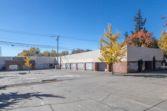 On Broadway in Sacramento, CA - Building Photo - Building Photo