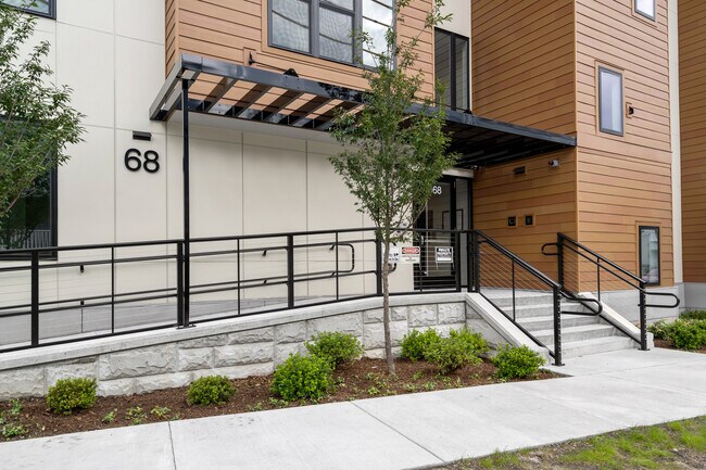 68 Los Angeles St, Unit PH1 in Newton, MA - Building Photo - Building Photo