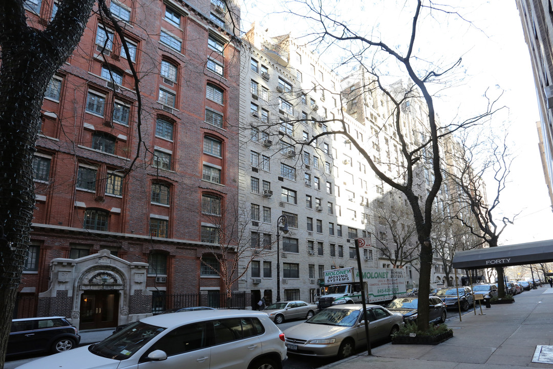 17 W 67th St in New York, NY - Building Photo