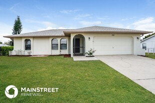 2216 SE 6th Ln in Cape Coral, FL - Building Photo