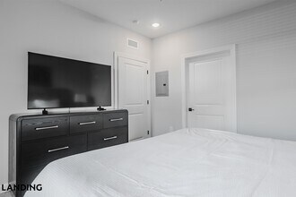 5001 Willowgate Loop, Unit 08-8204 in Tice, FL - Foto de edificio - Building Photo