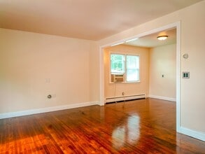 104 Eastern Way, Unit Second Floor in Rutherford, NJ - Foto de edificio - Building Photo