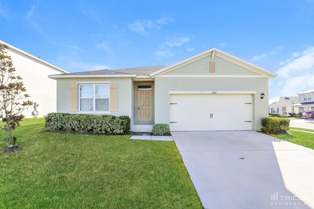 5966 Churchill Square Way in Groveland, FL - Building Photo