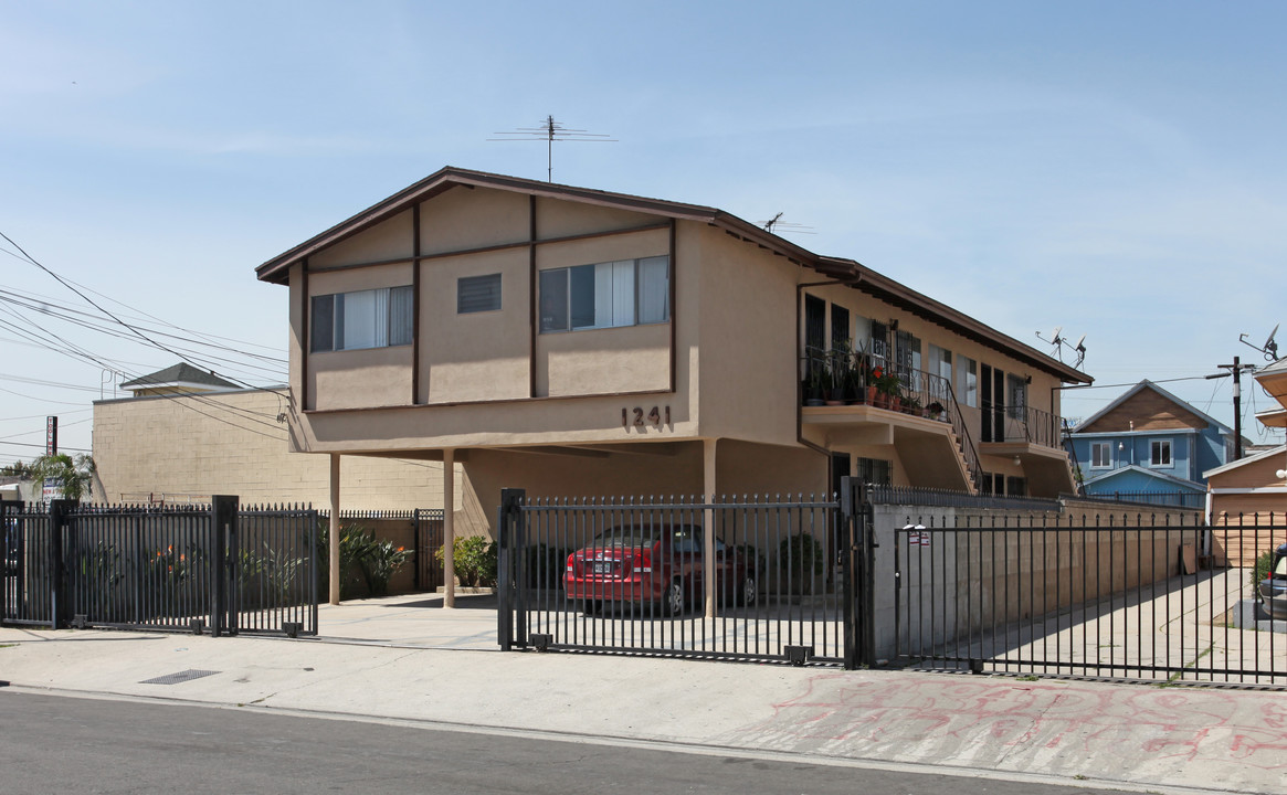 1241 Dewey Ave in Los Angeles, CA - Foto de edificio